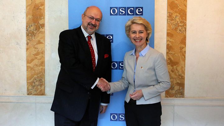 Ursula von der Leyen and Lamberto Zannier pose after meeting